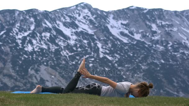 Kadın dışarıda yoga yapıyor. — Stok video