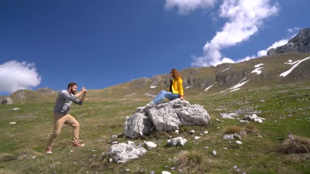 Freund fotografiert Freundin im Freien — Stockvideo