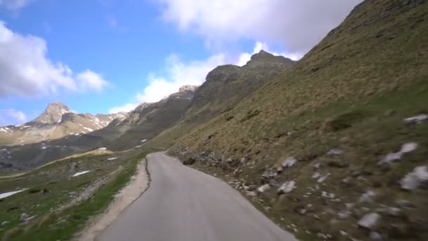 Řídit auto na horskou silnici — Stock video