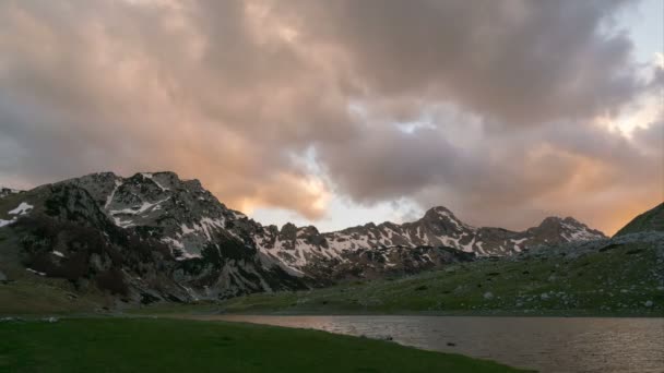 Západ slunce v malebných horách — Stock video