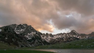 pitoresk dağlarda günbatımı