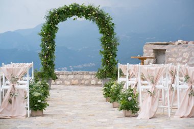 Arch ve sandalyeler düğün mekanı dekore edilmiş