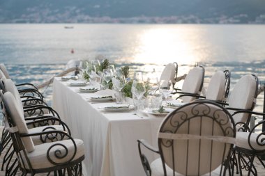 Düğün yemeği için dekore edilmiş masa.