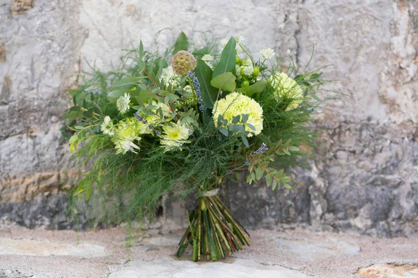 Bruiloft boeket met veel groen — Stockfoto