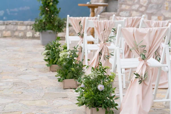 Chaises décorées au lieu du mariage — Photo