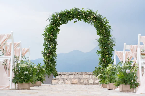Arco decorado y sillas en el lugar de la boda — Foto de Stock
