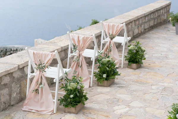 Sillas decoradas en el lugar de la boda — Foto de Stock