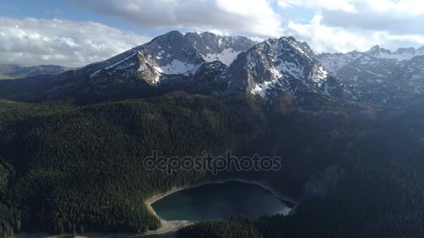 黑湖在黑山境内的杜尔米托尔国家公园的鸟瞰图 — 图库视频影像