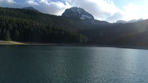 Vista aérea del lago Negro en el parque nacional de Durmitor en Montenegro — Vídeos de Stock