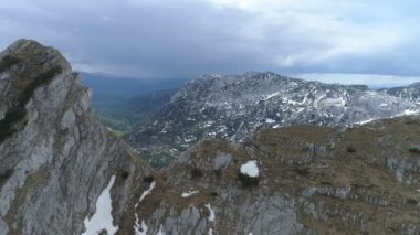 Karadağ Durmitor dağlarının havadan görünümü