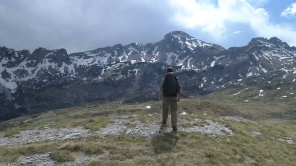 Πεζοπόρος πηγαίνει στην κορυφή και θέτει τα χέρια του επάνω σε νίκη χειρονομία — Αρχείο Βίντεο