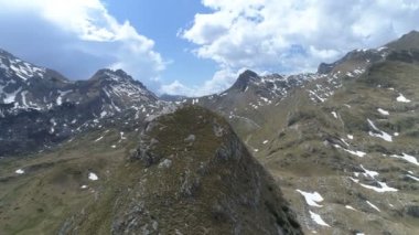 Karadağ Durmitor dağlarının havadan görünümü