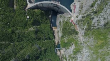 Onun fantastik rezervuar ile ünlü Piva Kanyon havadan görünümü.