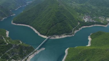 Onun fantastik rezervuar ile ünlü Piva Kanyon havadan görünümü.