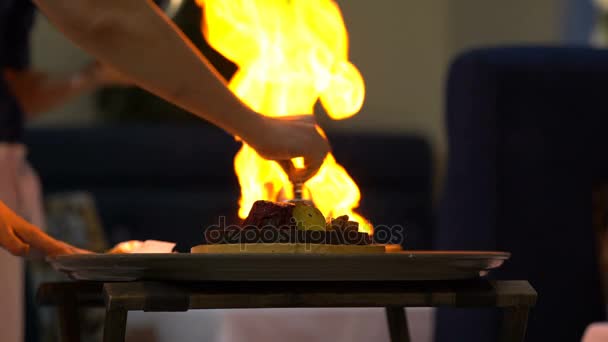 Szef kuchni robi płomieniu do żywności w patelni z alkoholem — Wideo stockowe