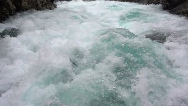 산 강의 빠른 이동 흐름 — 비디오