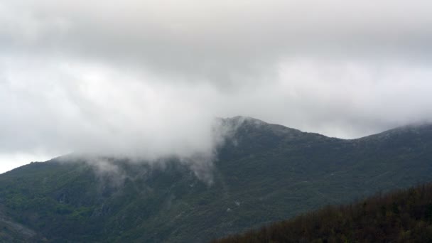 Wolkenbildung in den Bergen bei trübem Wetter — Stockvideo