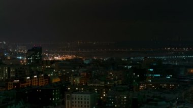 Rusya Novosibirsk şehrin gece görünümü.