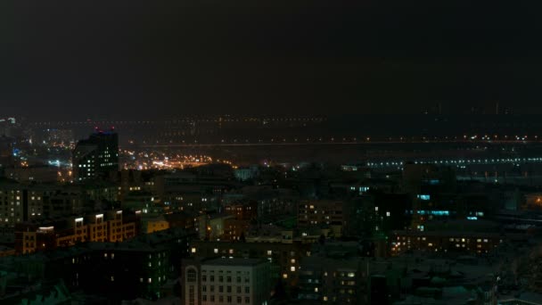 Vista nocturna de la ciudad de Novosibirsk, Rusia . — Vídeos de Stock