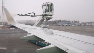 Moskova, Rusya - 04 Şubat 2017: uçak S7 havayolu havaalanı uçuş için hazırlanıyor. Yer ekibi de-icing sağlar