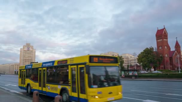 Minsk, Beladus – 25. září 2016. Náměstí nezávislosti v Minsku. Hlavní náměstí města. Hlavní město Běloruska. — Stock video