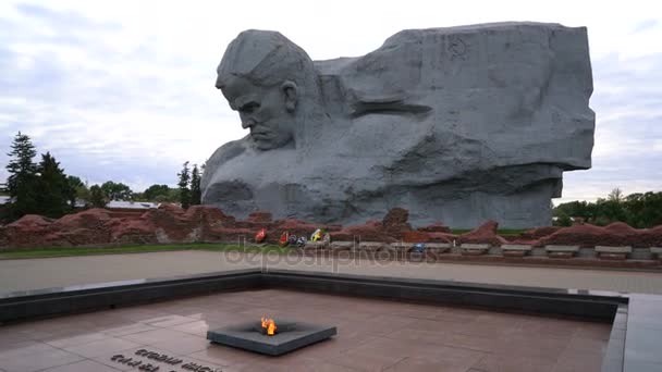 Brest, Weißrussland - 25. September 2016: Mutmacherdenkmal und ewige Flamme in der Festung Brest — Stockvideo