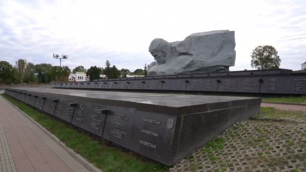 Brest, Bielorrússia - 25 de setembro de 2016: necrópole e monumento de coragem na Fortaleza de Brest — Vídeo de Stock