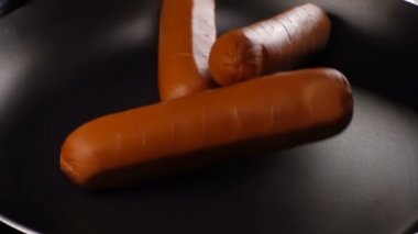 Sosis tava üzerinde düşüş