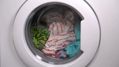 adam yıkanmış kıyafetler çeker