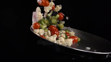 Sebze bir tavada karıştırarak