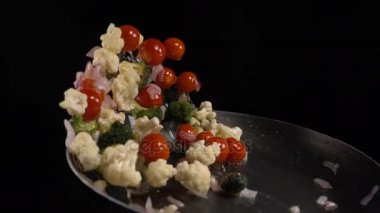 Sebze bir tavada karıştırarak