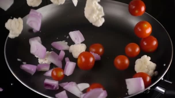 Las verduras caen en la sartén — Vídeo de stock