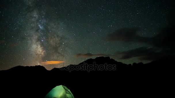 Αστέρια, γαλαξία Milky Way πάνω από στρατόπεδο σκηνή — Αρχείο Βίντεο