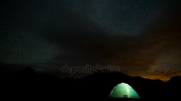 Звезды, галактика Млечный Путь над палаткой лагеря — стоковое видео