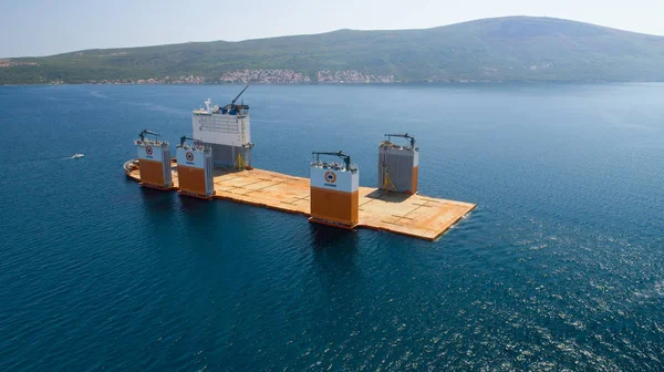 Tivat, Montenegro - 31 de julio de 2017: El buque de carga pesada Dockwise Vanguard llegó a Montenegro para tomar el muelle flotante — Foto de Stock