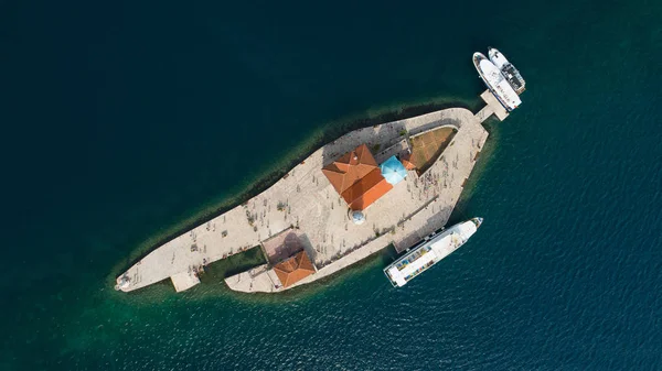 Vista aérea de la isla de Gospa od Skrpjela, Montenegro . — Foto de Stock
