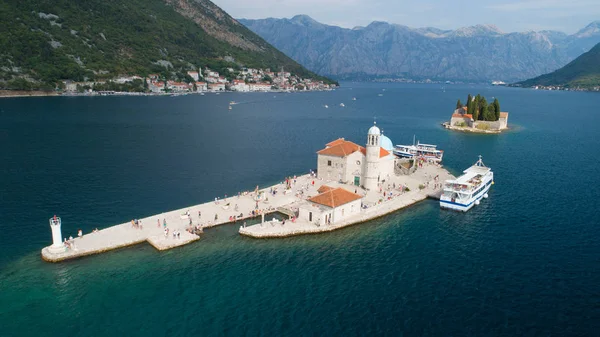 Aerial view of the island of Gospa od Skrpjela, Montenegro. — Stock Photo, Image