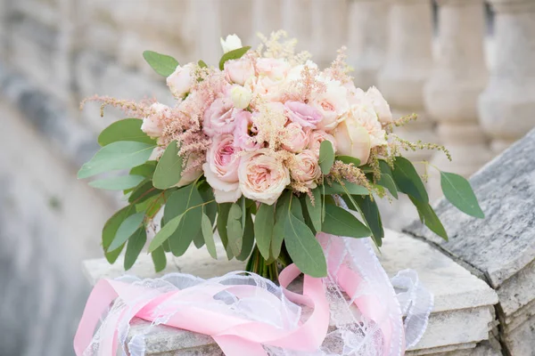 Roze bruiloft boeket met rozen — Stockfoto