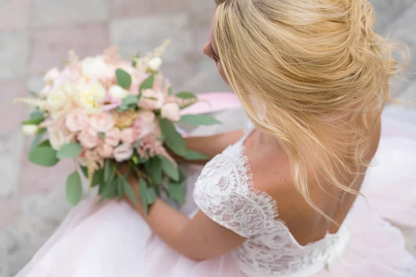 Розовый свадебный букет с розами — стоковое фото