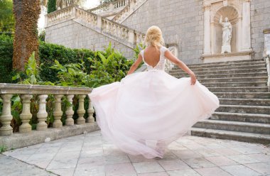 Gelin elbise bir dans dönüyor