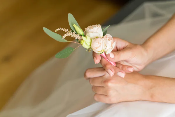 Corsages in handen van de bruid — Stockfoto
