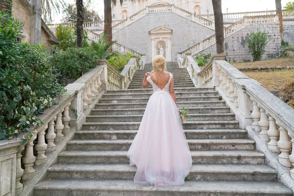 Невеста в платье на лестнице — стоковое фото