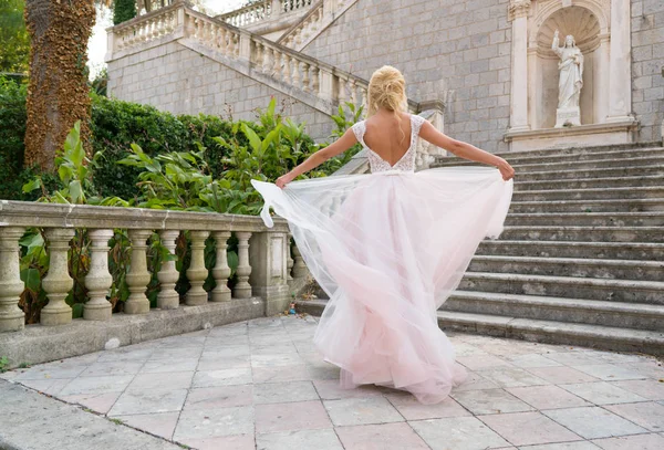 Gelin elbise bir dans dönüyor