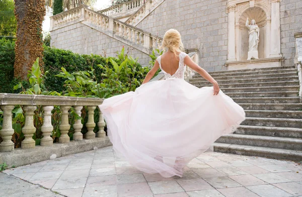 Gelin elbise bir dans dönüyor