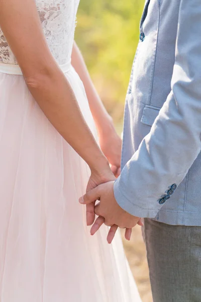 The couple holding hands — Stock Photo, Image