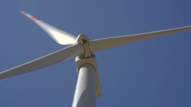 Yel değirmenleri rüzgar enerjisini elektriğe dönüştürüyor