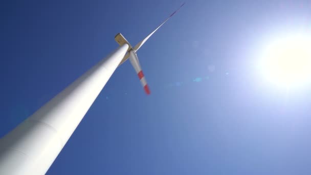Yel değirmenleri rüzgar enerjisini elektriğe dönüştürüyor — Stok video
