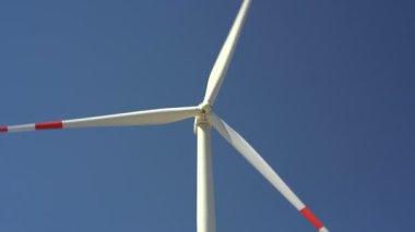 Yel değirmenleri rüzgar enerjisini elektriğe dönüştürüyor