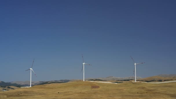 風車は風力エネルギーを電気に変換する — ストック動画