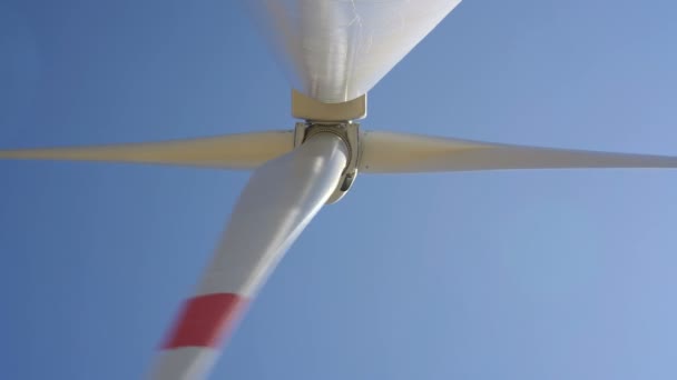 Ветряные мельницы, преобразующие энергию ветра в электричество — стоковое видео